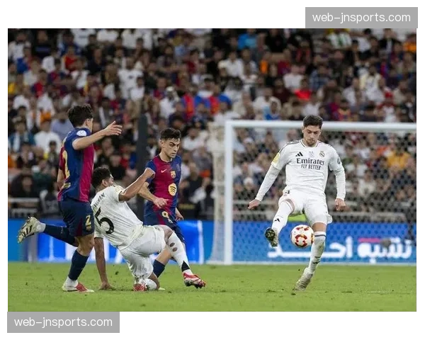 西甲争冠进入最后冲刺阶段 巴萨掌握主动权压力在皇马 西甲争冠进入最后冲刺阶段 巴萨掌握主动权压力在皇马